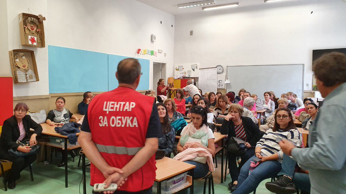 DZSnaRM's tweet photo. На 25.9.2019 во ОУ “Кочо Рацин", Центарот за обука на ДЗС, спроведе обука на 55 вработени во училиштето.Покрај основните теми од системот за заштита и спасување посебно беше разработена мерката за противпожарна заштита на објектот и мерката за евакуација на учениците и персоналот https://t.co/UL5vp1hC7j