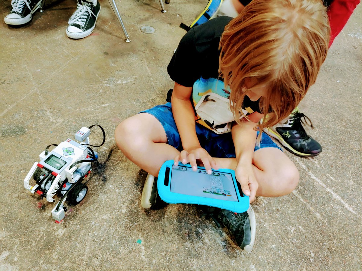 FT_SofI's tweet photo. Problem-solving and programming with Lego robotics. #adifferentkindofschool #problemfindersproblemsolvers https://t.co/3vyhIxczA1