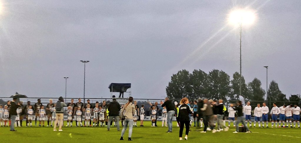 De wedstrijd tegen Creators is vanavond voor 700 man publiek geëindigd in een 5-4 winst voor de Woerden Legends, mede door een goal in de laatste minuut. Maar wat echt telde was het goede doel: Football makes it happen. Duizenden euro's opgehaald.