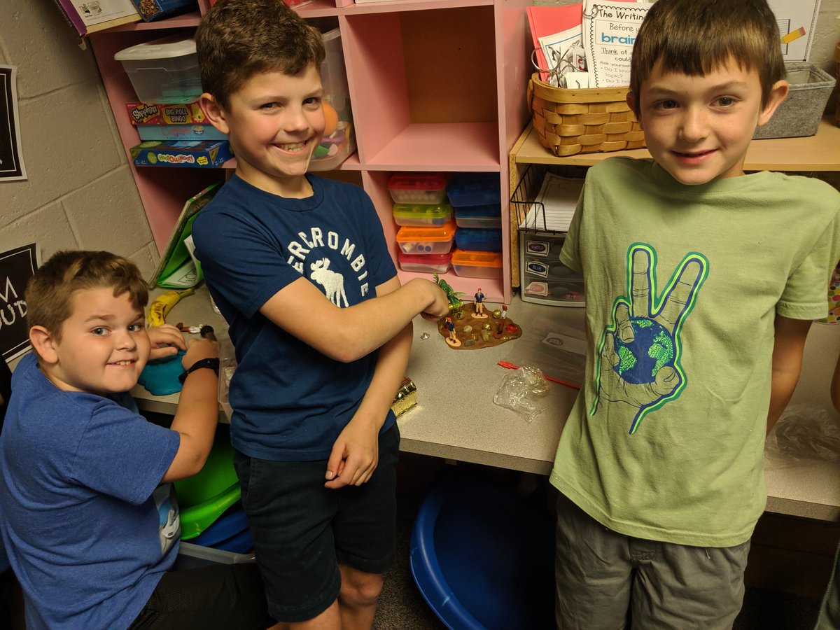fearonskinders's tweet photo. The kids are loving their new sensory bins!  Thank you @ali_cernik!! ♥️♥️♥️ #takeabreak #finemotor #creativity https://t.co/HLCCClWk0W