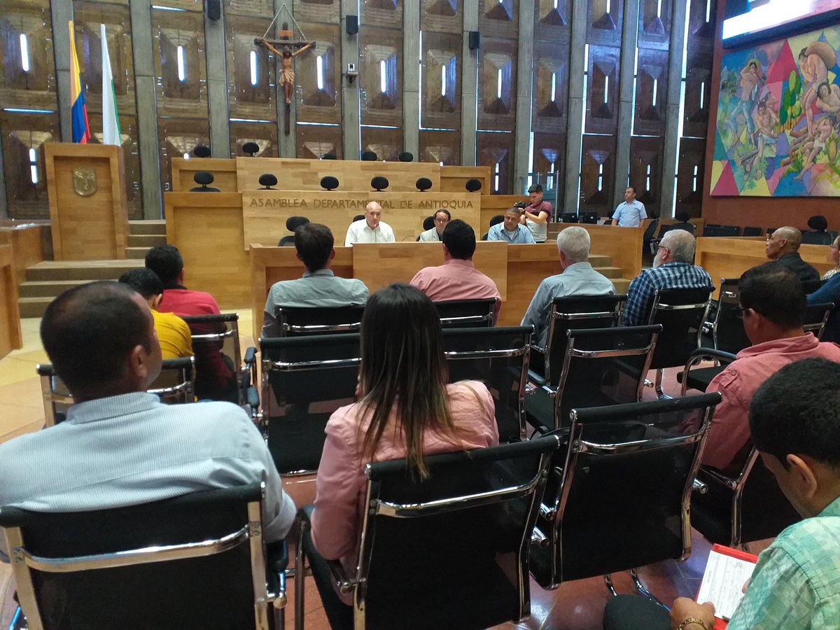 #AEstaHora | El Secretario de Educación @nestorbonnett y directivos de la <a href="/IUDIGITAL/">IUDigitalDeAntioquia</a> socializan con alcaldes, alcaldesas y secretarios de educación de Antioquia la estrategia para que ningún bachiller se quede por fuera de la educación superior.