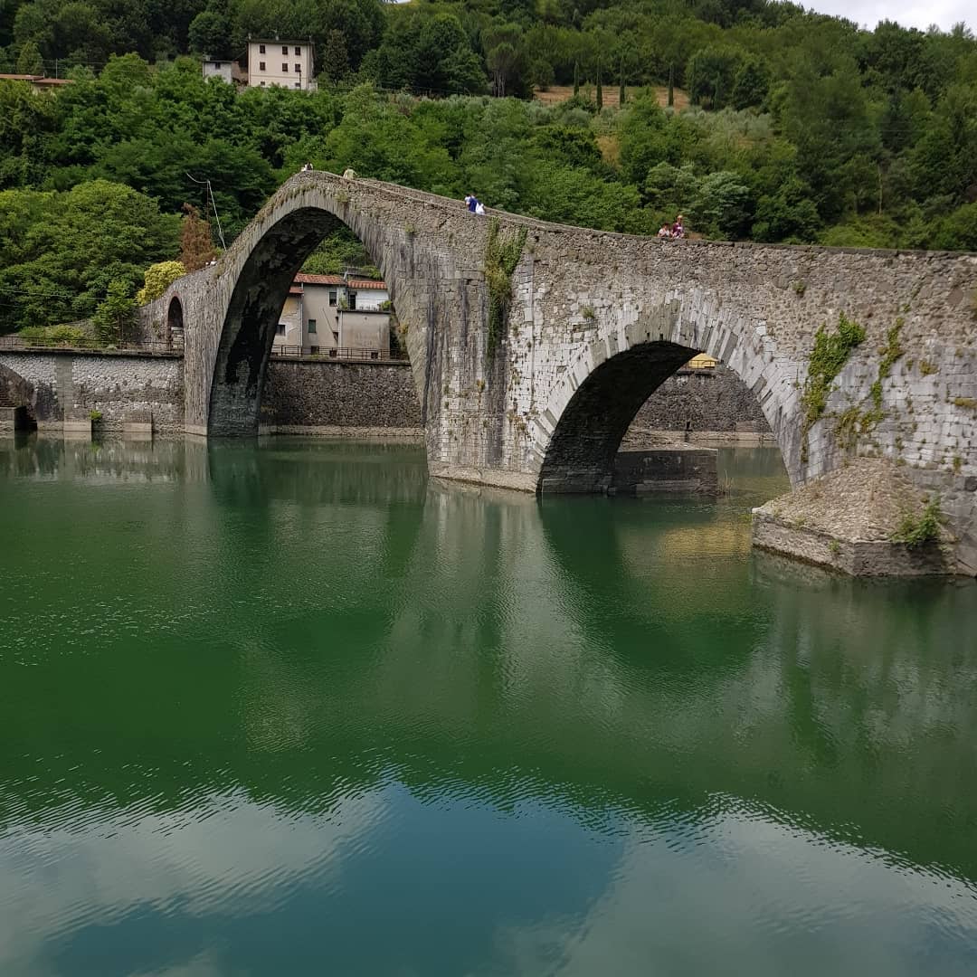 VisitTuscany's tweet photo. Immersed in the hills of the Serchio Valley is a small town known for its famous Devil’s Bridge. Come with us to Borgo a Mozzano 👉 https://t.co/dJbA3ZcpON #Tuscany @GarfagnanaTour https://t.co/zY6zfVSCH5