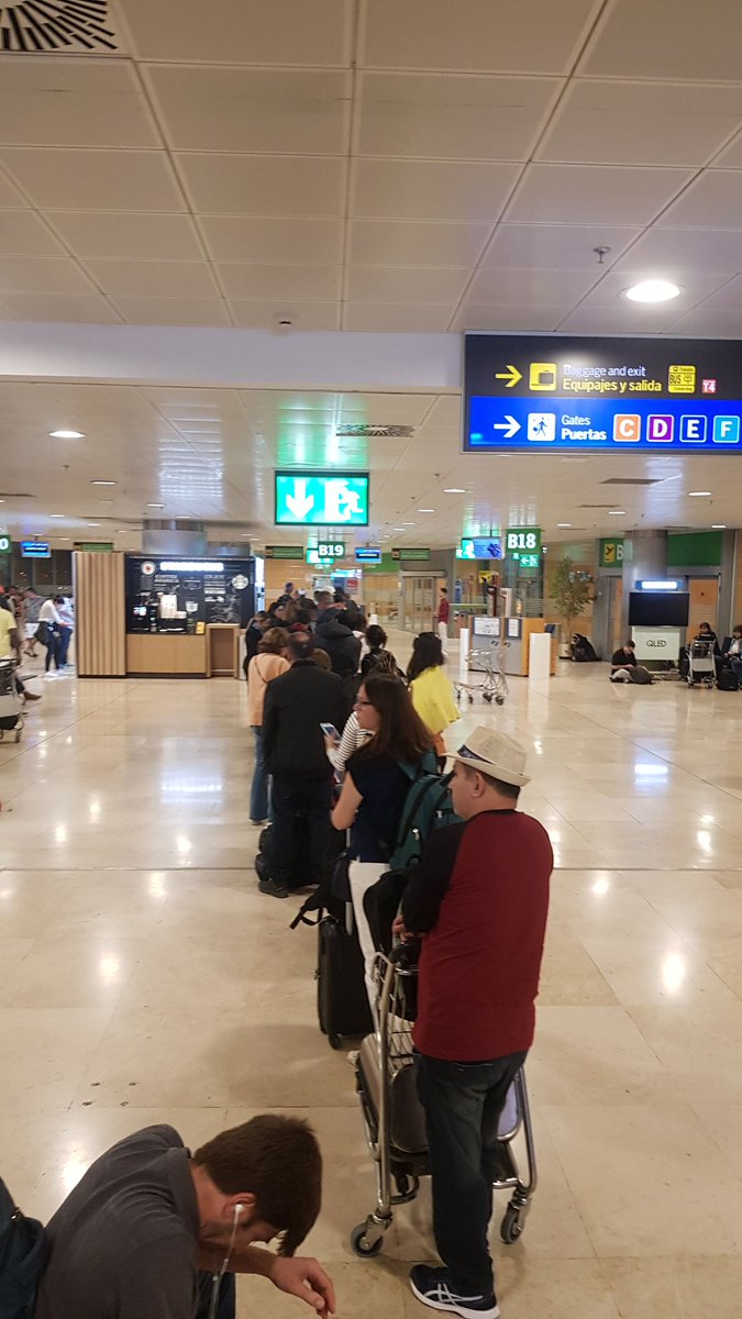 jaderanderson's tweet photo. Fila de embarque da última perna rumo ao #TCDay ou mais precisamente o #TCWeekend.
Horas de sacrifício pra ouvir os tubarões da Faria Lima e conhecer pessoalmente amigos digitais do @tradersclubbr https://t.co/CoKcP1A8TA