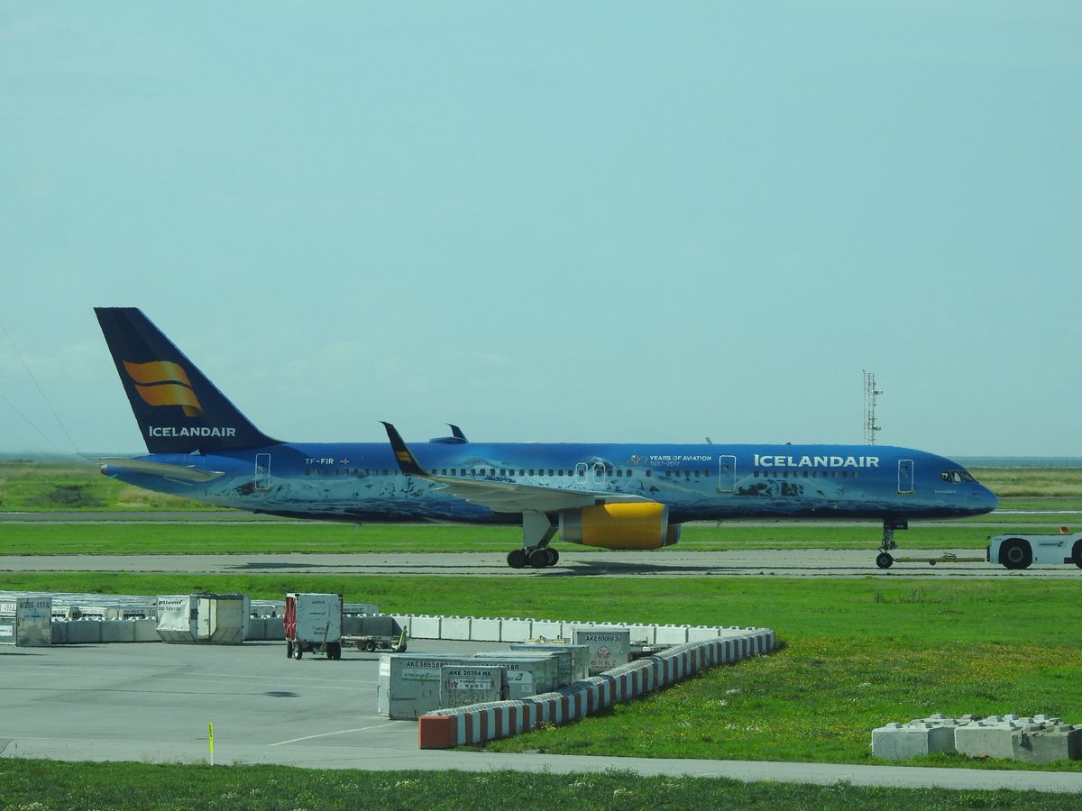 veryboeing's tweet photo. Icelandair #B757 -256 "80 Years of Aviation" #TFFIR in CYVR https://t.co/Qb78r7Htx7