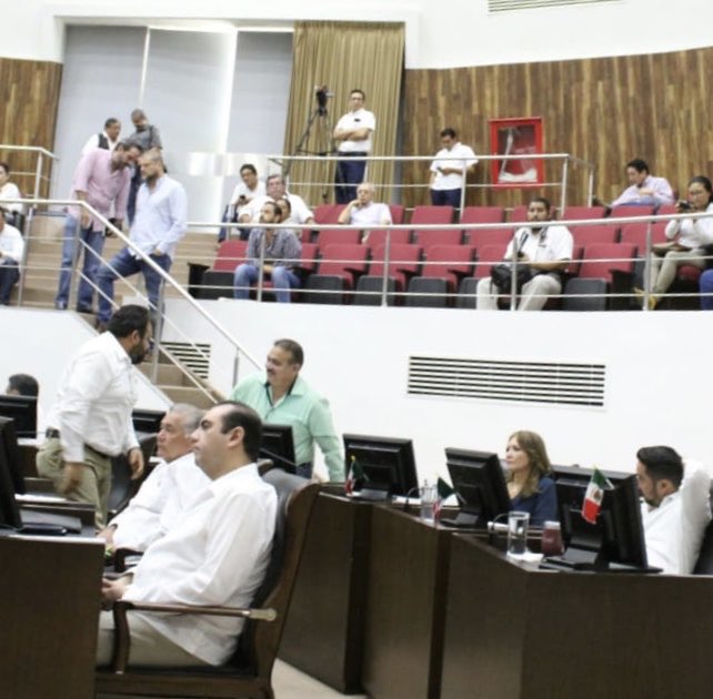 karlarfb13's tweet photo. Seguimos trabajando por Ti y por Yucatán.Hoy miércoles en la Sesión del Pleno del H. Congreso del Estado, asimismo sesionamos en la Comisión de Puntos Constitucionales y Gobernación, para llevar a cabo el proceso legislativo de diversas iniciativas #Distrito14 #MiCompromisoEresTu https://t.co/uVrx1O2Yd6