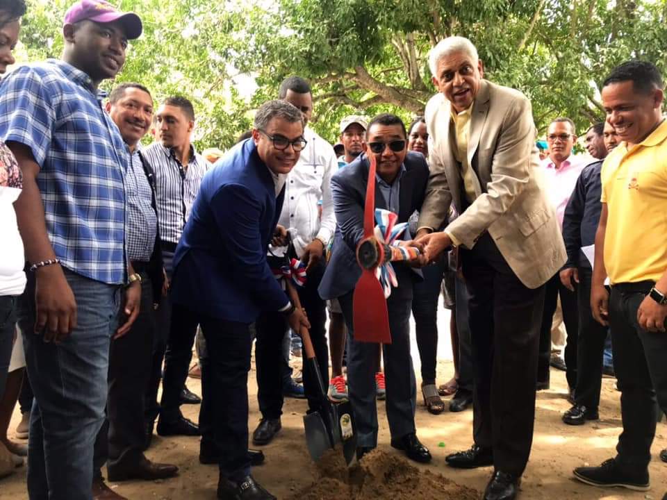 TulioJimenezD's tweet photo. Aunque por motivos de salud no pude estar presente, agradezco enormemente a nuestro presidente @DaniloMedina,por una vez más escucharnos.
Primer picazo para reconstrucción carreteras San Antonio, Samangola y San Nicolás en Boca de Nigua. #ElProgresoSeConstruyeTrabajando https://t.co/KwrcIQJL51