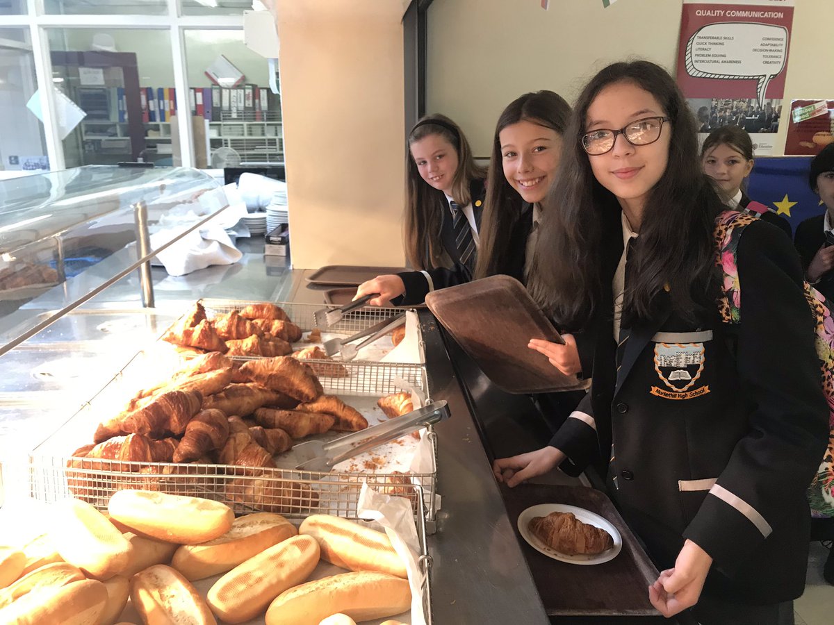 MarkethillMFL's tweet photo. We had such an enjoyable morning celebrating our love of languages here at Markethill High School! A huge thanks to @BCouncil_NI and Louise Greer for coming to share her experiences of language learning and for us to learn more about the British Council!! ❤️ 🇫🇷 🇪🇸 ❤️#coeedl https://t.co/gNjyTucHWd