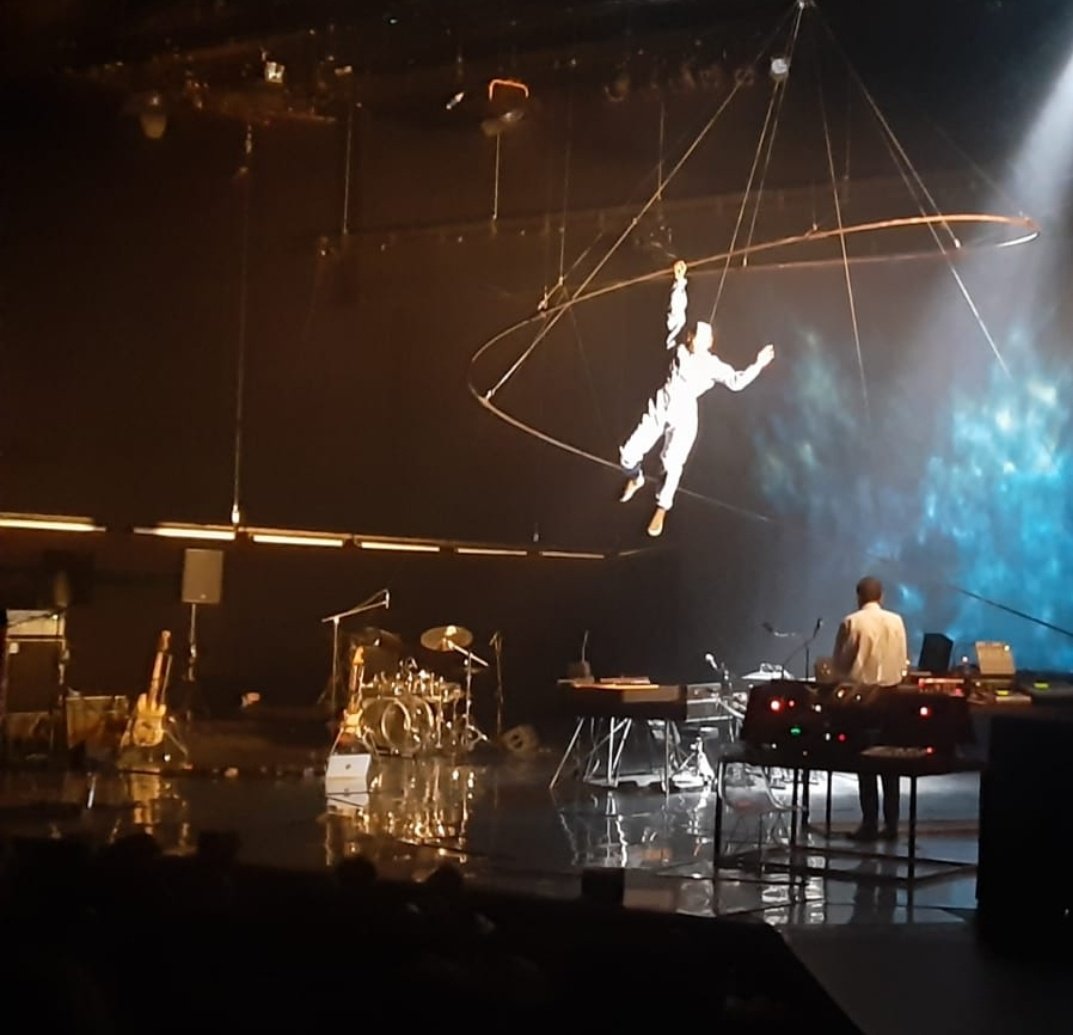 LachaizeMarine's tweet photo. Ce soir j'ai voyagé dans l'espace avec #Cosmos1969, concert spectacle de la #CompagnieInouïe à @OdyssudOfficiel 🎶🌑 
@CiteEspace https://t.co/Bj8E5L1aZU