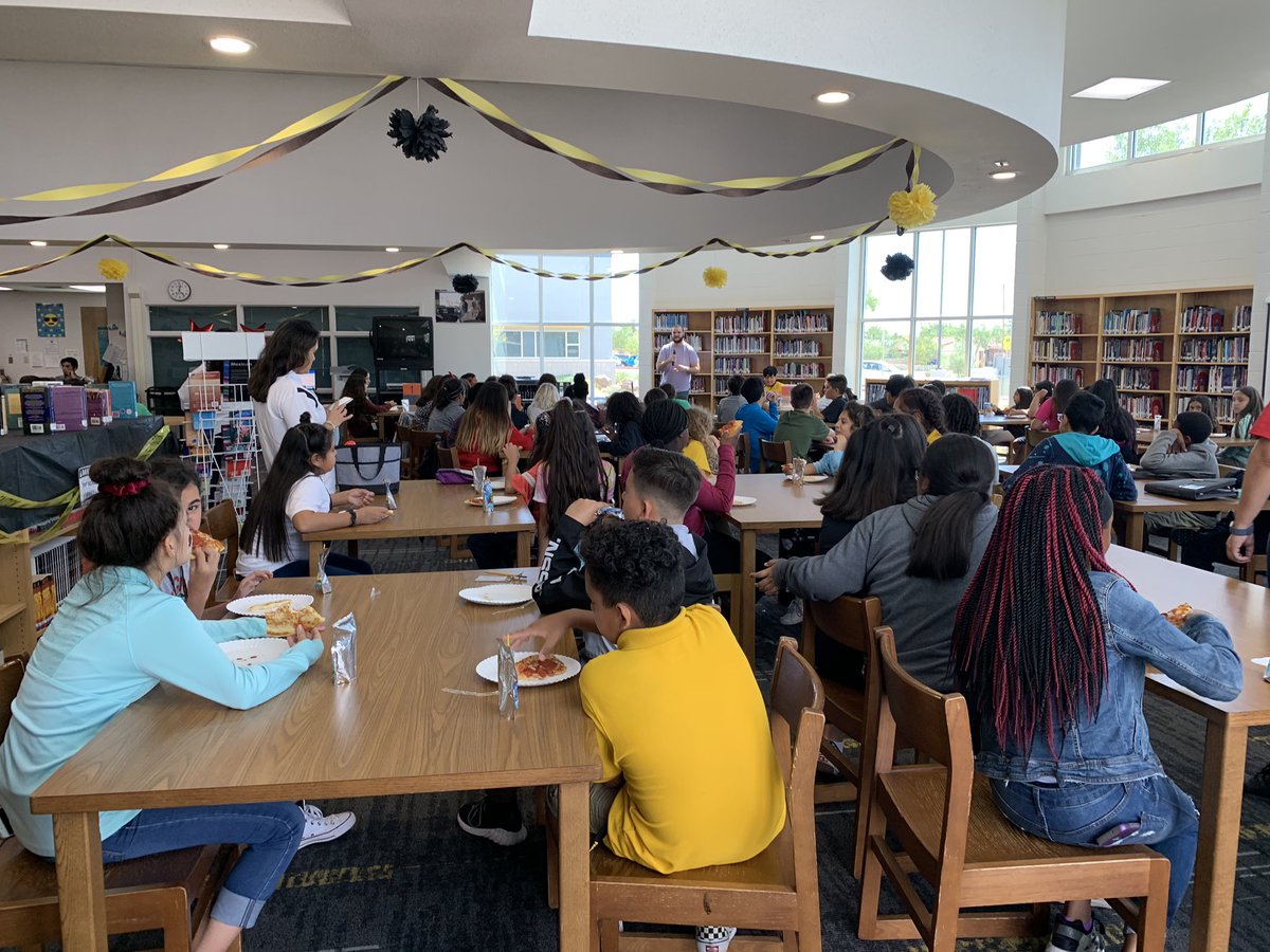 jt7terrazas's tweet photo. Wow, Iโm telling you, God is up to something good. Yesterday at @ParklandMS we had 81 students for Youth for Christ El Paso. Today at @phsmats for See You At The Pole there were 50 students. #FORElPaso https://t.co/UHPHhDravX