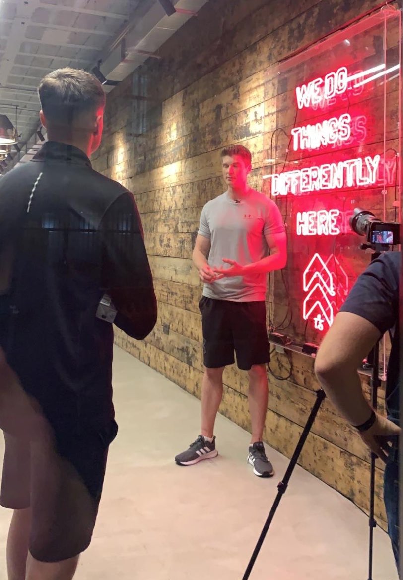 Pleasure to say a few words on <a href="/MCRYoungPros/">Manchester Young Professionals</a> before the @BarrysBootcamp networking. Top work guys! #sweatworking #barrysbootcamp