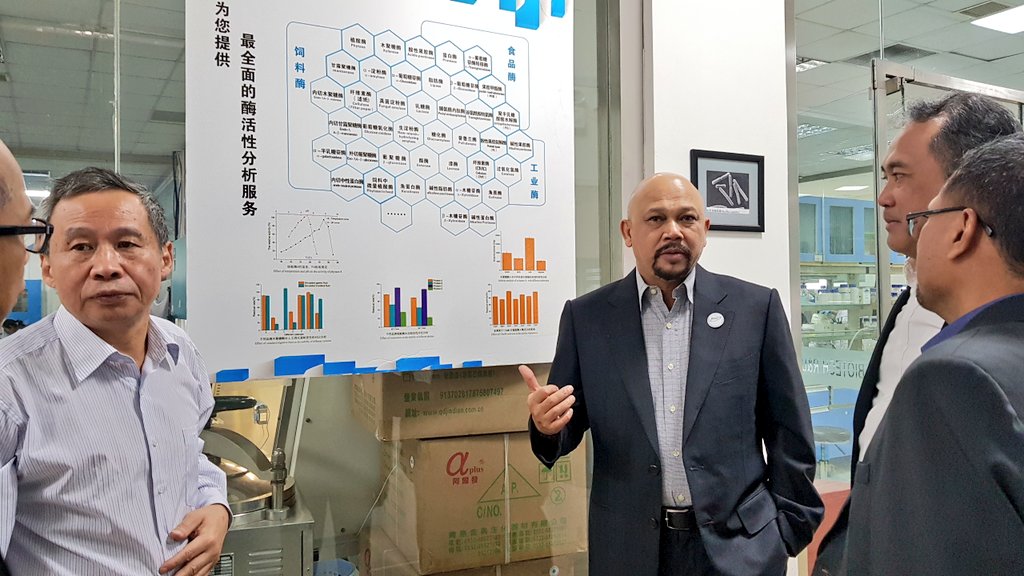 BPPT_RI's tweet photo. 4. Tim BPPT pun berkunjung ke fasilitas lab milik Vland. Disebut @hammam_riza bahwa industri saat ini harus menerapkan teknologi hijau. Salah satu cara adalah dengan menggunakan teknologi enzim untuk mendapatkan produksi pengolahan yang bersih dan ramah lingkungan. https://t.co/BGQuz6IVyr