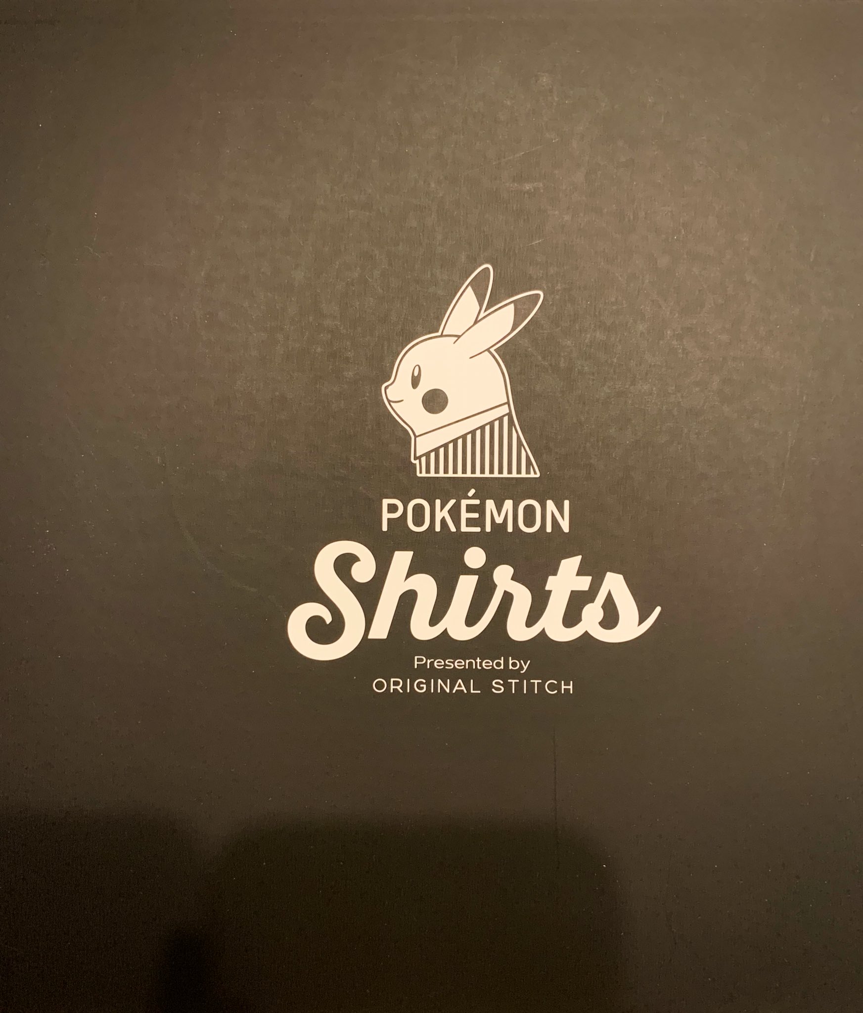 تويتر もりみちはる على تويتر ポケモン好きの人に教えてもらって 先月にオーダーしたシャツが届いた ポケモン150種類の中で好きな キャラを選べて 襟 袖ボタンなどフルカスタムできるオーダーシャツ メタモンを選んだけど可愛い パッケージも可愛い ただ間違っ