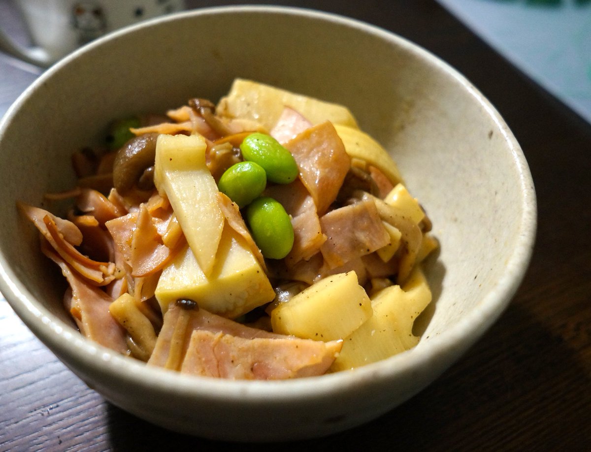 たけのこの水煮としめじ、ベーコン、冷凍枝豆をニンニクバターで炒めました✨

ベーコンをカリッと焼き、他の具材を炒め終えた後に加えても美味しいかと思います✨ 