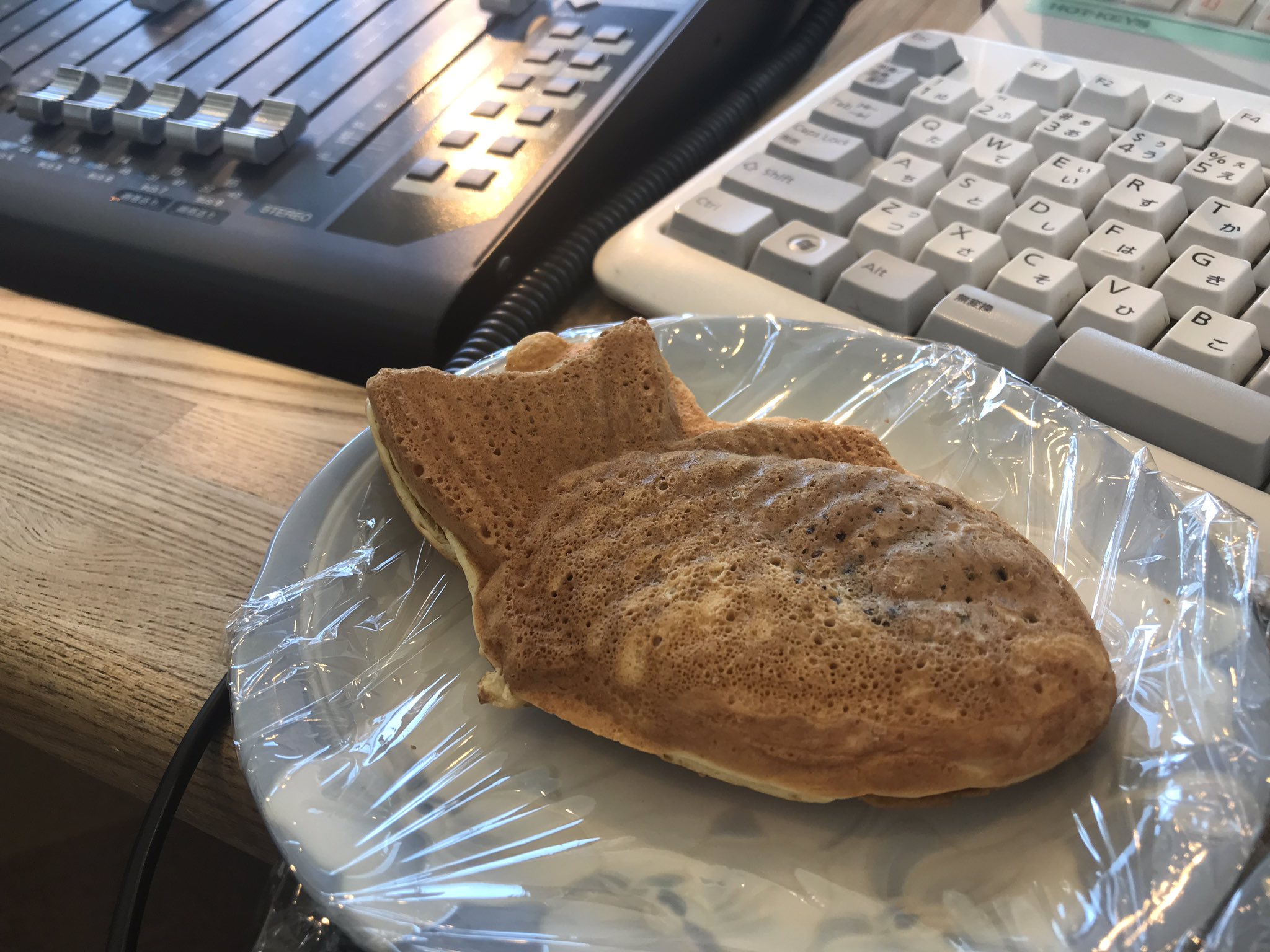 Fmわっぴー 一昨日からユアーズ店頭で販売を行っている 行列の出来るたい焼き屋さん に中継で行った玄起さんが買って来てくれましたー T Co Ozxyeksu1w Twitter