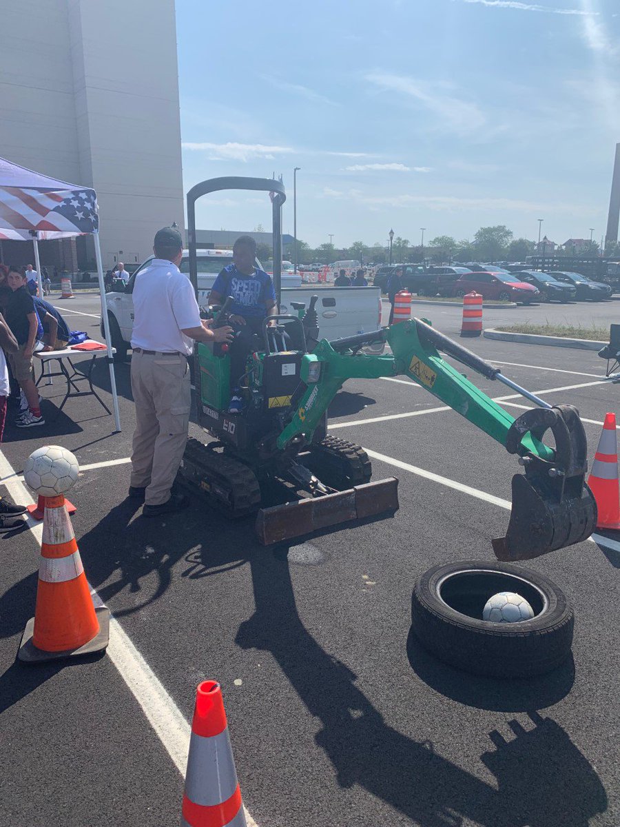 GRMSKnights's tweet photo. George Read students attended the Governor’s Construction Careers Expo on Monday and learned about career opportunities in the construction industry. #grmsknights #edude #DEBuilds #powerofwecsd @JohnCarneyDE https://t.co/yJBr2r2AZ6