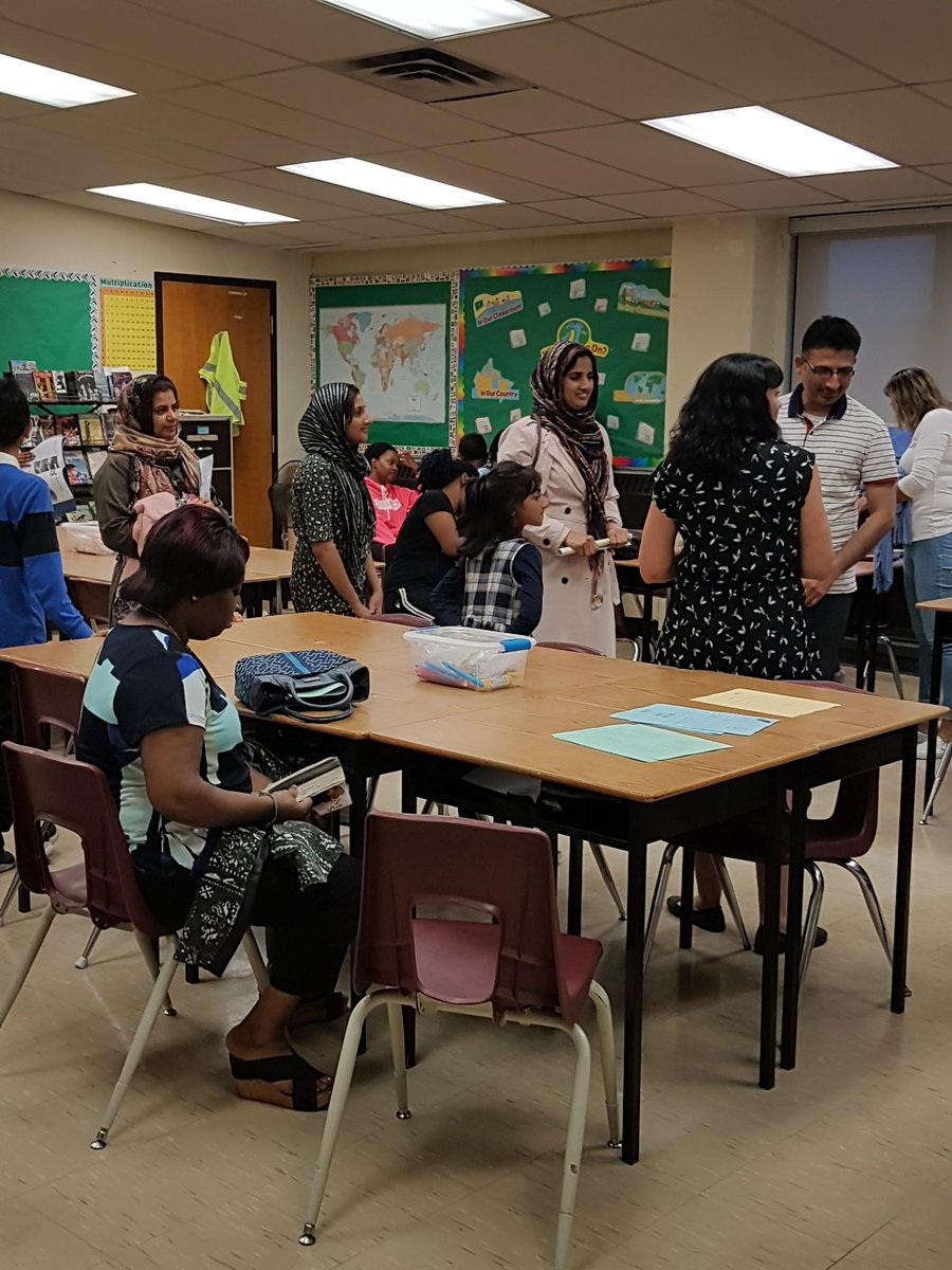 MrDPFernandes's tweet photo. #hsms #curriculumnight #meettheparent another successful gr6 curriculum night at #HSMSPROUD https://t.co/YbNSgLiEWl