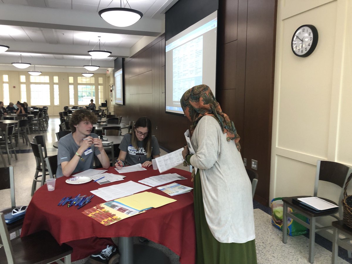 SchoolChoiceKy's tweet image. Learning about academic stress at tonight’s #schoolchoiceky meeting. Thanks to awesome volunteers from @AHSRockets and @stxtigers !#breakingpoints #operationparent #changinglivesthrougheducation