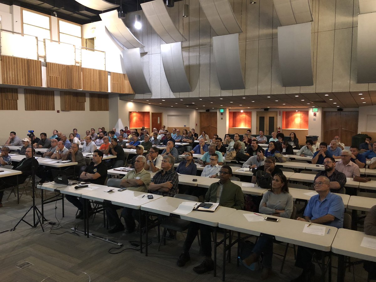 iicomCIAPR's tweet photo. @iicomCIAPR participando de seminario de LINUX en el Teatro de la Sede, ante un grupo bastante nutrido de participantes. @iicomCIAPR  Trabajando para tí!! https://t.co/3Co6hLTPH1