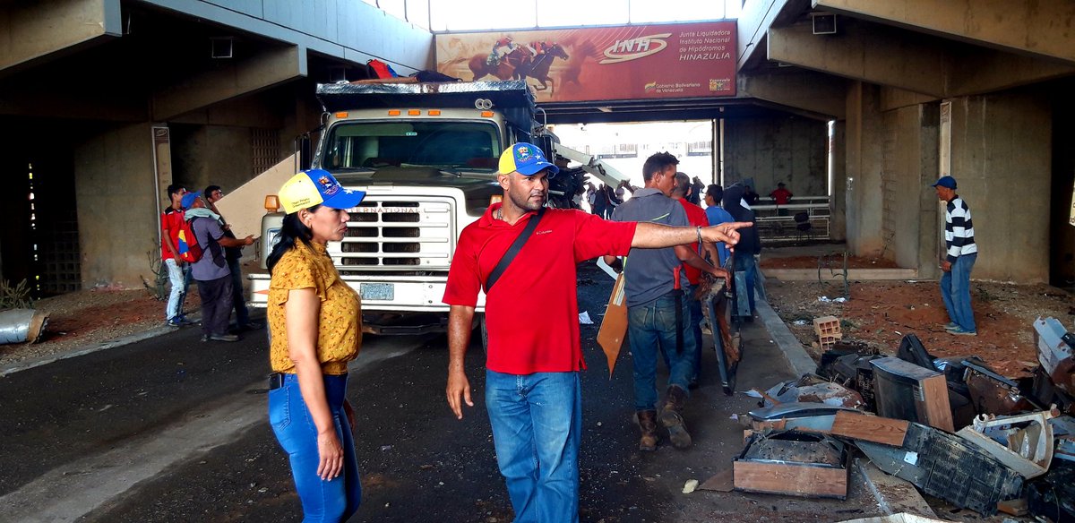 Omar_PrietoPSUV's tweet photo. Comenzamos el trabajo de recuperación del Hipódromo Internacional de Santa Rita con el despliegue de 350 hombres y mujeres para labores de limpieza y despeje de escombros. 
Desde estos espacios, impulsaremos la prosperidad y desarrollo para la #ZuliaMia
#CooperacionRusiaVenezuela https://t.co/kHjo1Q80AM