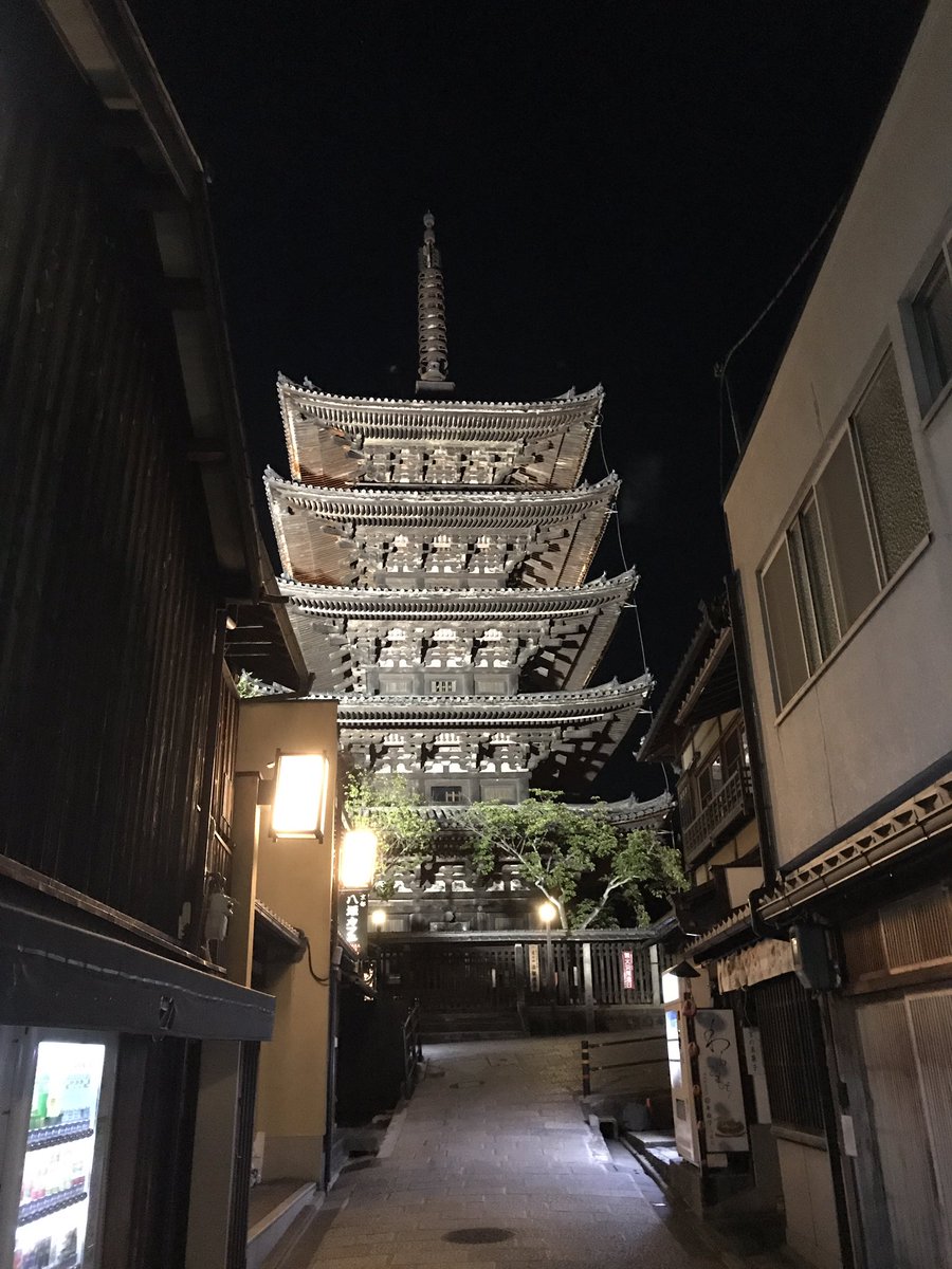 #YasakaShrine gleamed with its unique beauty at night 昨日の夜のふっと向かって足が止まった夜景