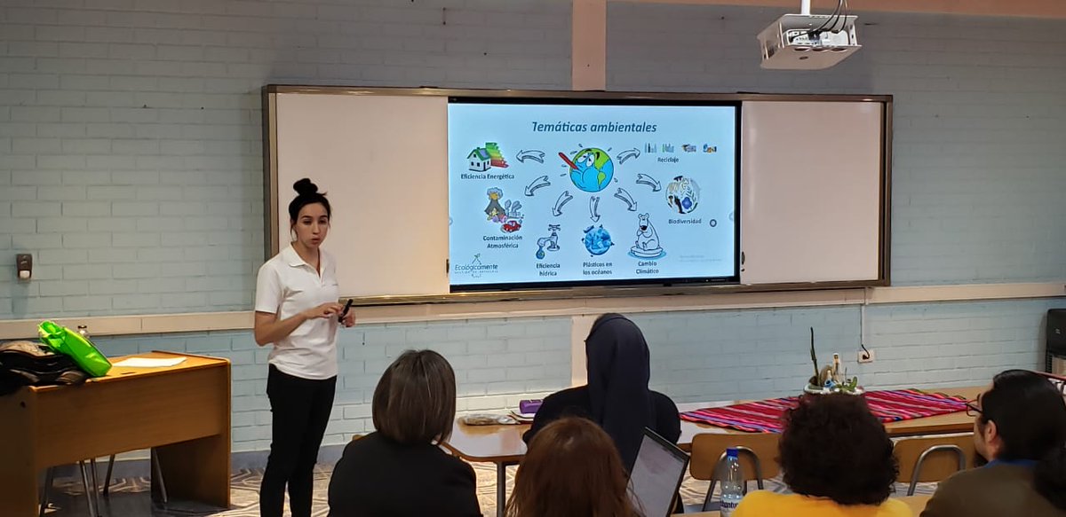 EcologicamenteL's tweet photo. Esta tarde los profesores del Colegio Inmaculada Concepción aprendieron sobre la generación de residuos, economía circular y reciclaje con el fin de incorporar esta temática en sus clases
💚🏫👩‍🏫🌎♻️ https://t.co/aUfmHycvOy