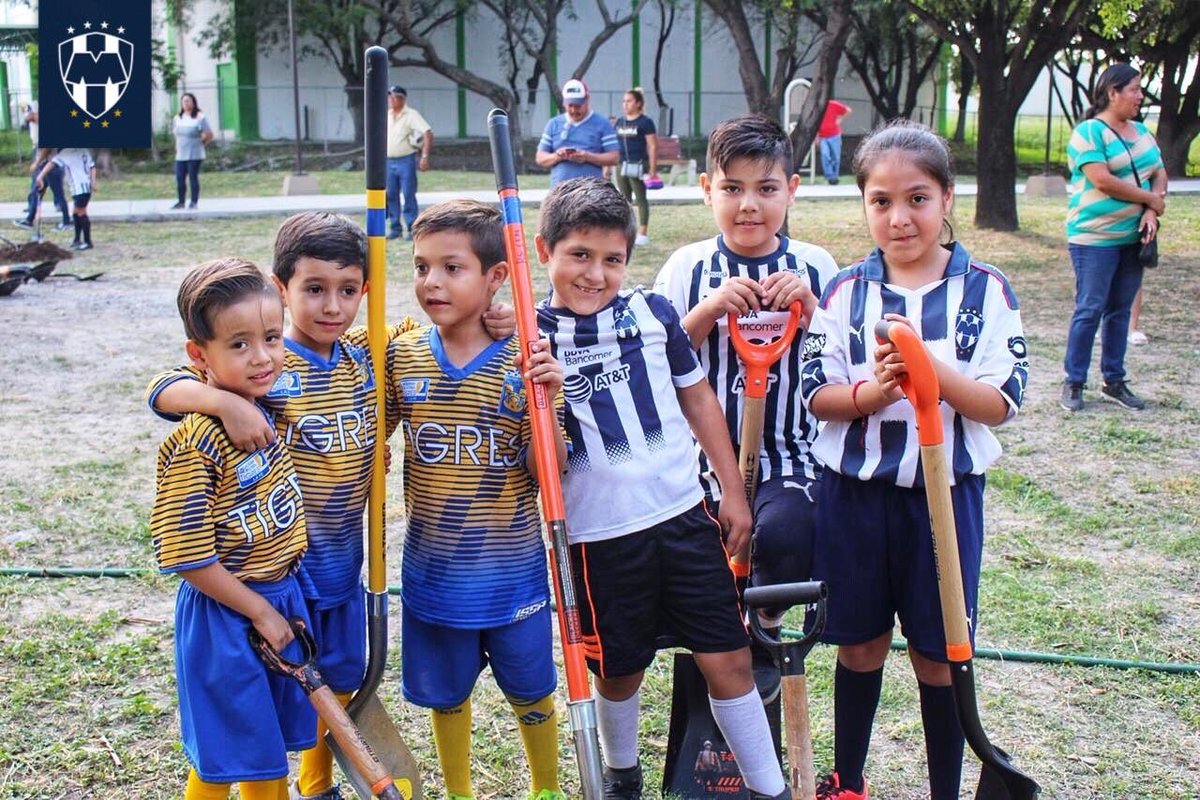 🤝|¡#FutbolEnPaz por un mejor 🌎! 🤜🏼🤛🏼 Niños de #EscuelasRayados San Nicolás y @Tigresoficial, acompañados de Monty y #Tigre realizaron la tarea de plantar🌳🌳 con el apoyo de @TheHomeDepotMx y @GobSanNicolas Juguemos con Responsabilidad #EnLaVidayEnLaCancha por un #PlanetaAzul