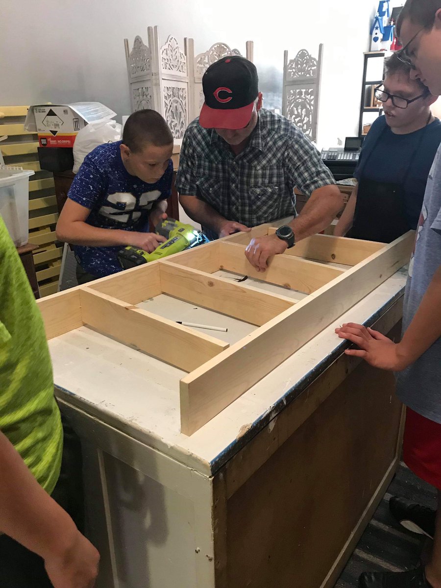 AdamClary7's tweet photo. Teamwork makes the Dreamwork ! Community Base Work Project @ludlowschools https://t.co/KFYxueB3r1