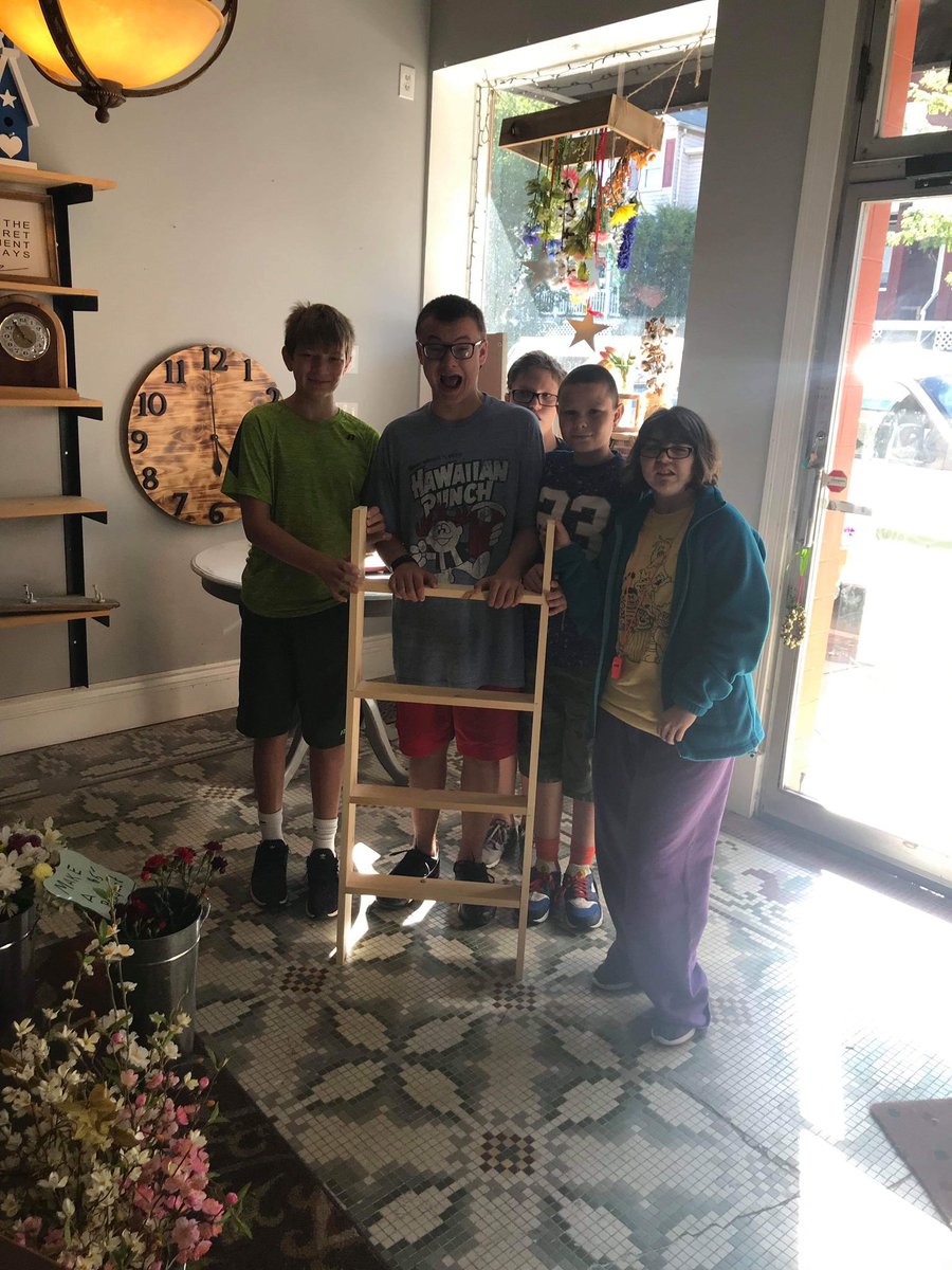 AdamClary7's tweet photo. Teamwork makes the Dreamwork ! Community Base Work Project @ludlowschools https://t.co/KFYxueB3r1