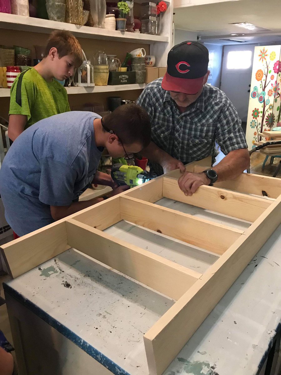 AdamClary7's tweet photo. Teamwork makes the Dreamwork ! Community Base Work Project @ludlowschools https://t.co/KFYxueB3r1