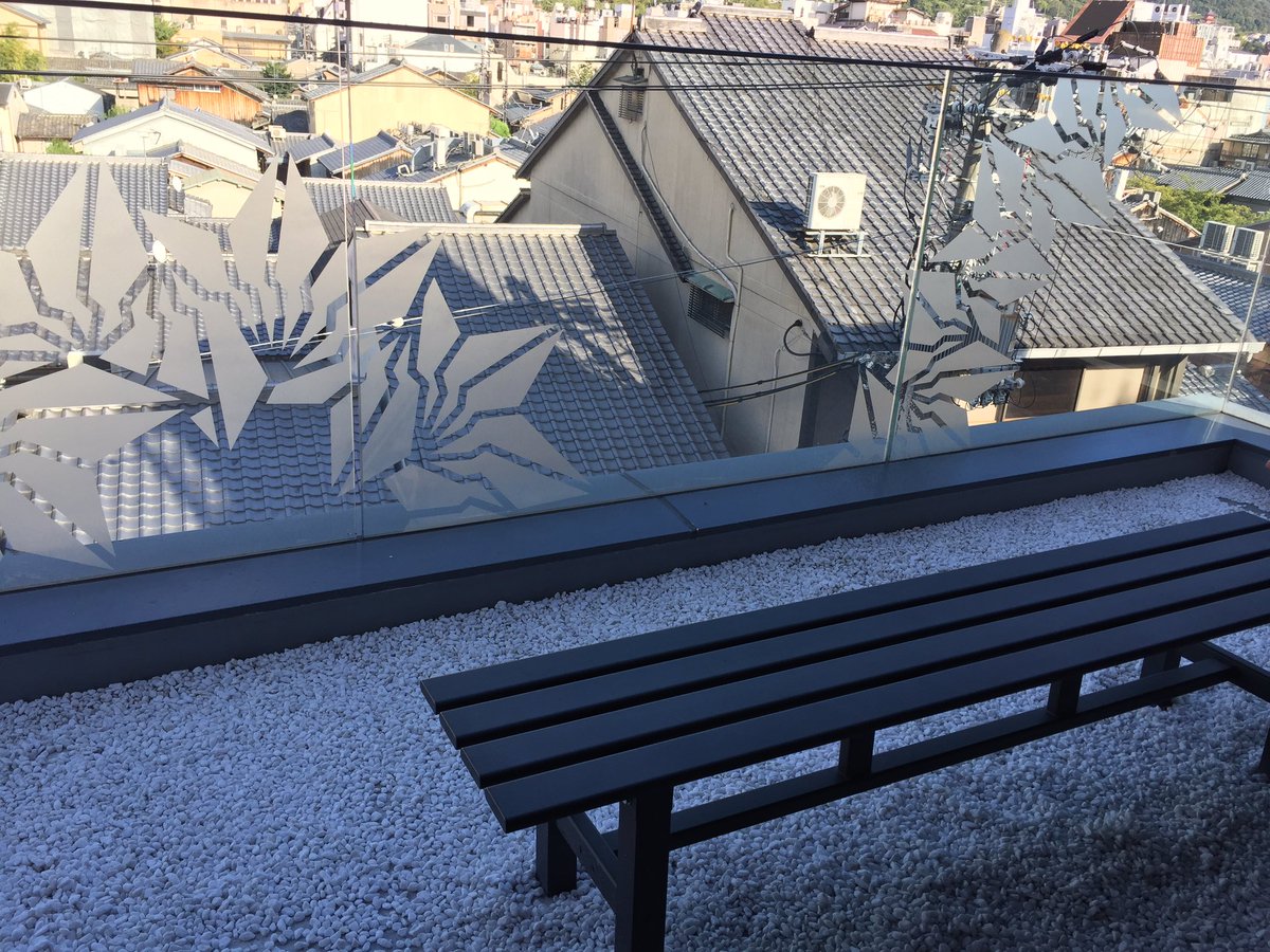 Love this mixed contemporary feature with a clean and sharp look yet a hint of old Japanese element 祇園の一角でブレイクタイムに気にいった！