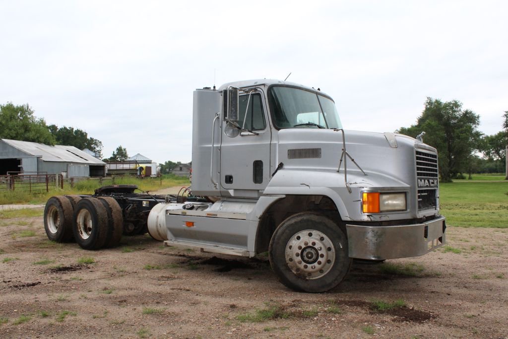 AgVisors's tweet photo. ONLINE ONLY AUCTION
Feedlot Retirement Equipment Auction
Bidding Ends: October 31

Over 70 lots! Tractors, Loaders, Hay &amp; Forage Equipment, Cattle Equip, Trailers, Attachments &amp; more. Don't miss out on. Visit https://t.co/10kIL5s0VK for more lots and to bid.

Jordan: 605-809-5552 https://t.co/nGcZxOPk4c