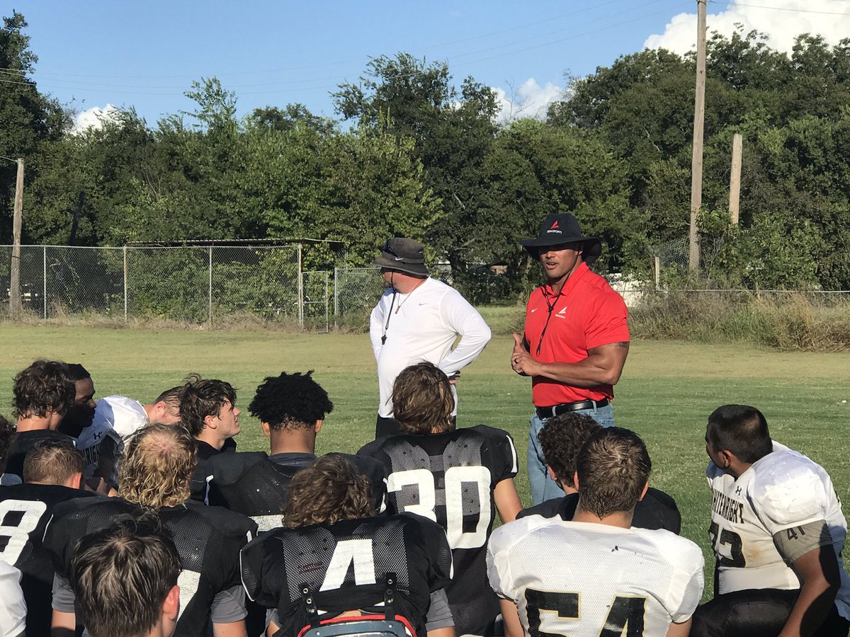 WHStxAthletics's tweet photo. Great visit by Jamie Blatnick and speaking to our Tigers about goal setting. Set your goals and have focus, attitude, and effort to achieve your goals. Look forward to seeing Jamie Blatnick again. @JBlatnick , @kdwigs @ccarlson_aj #TheDUB https://t.co/g0cLxnUaGg