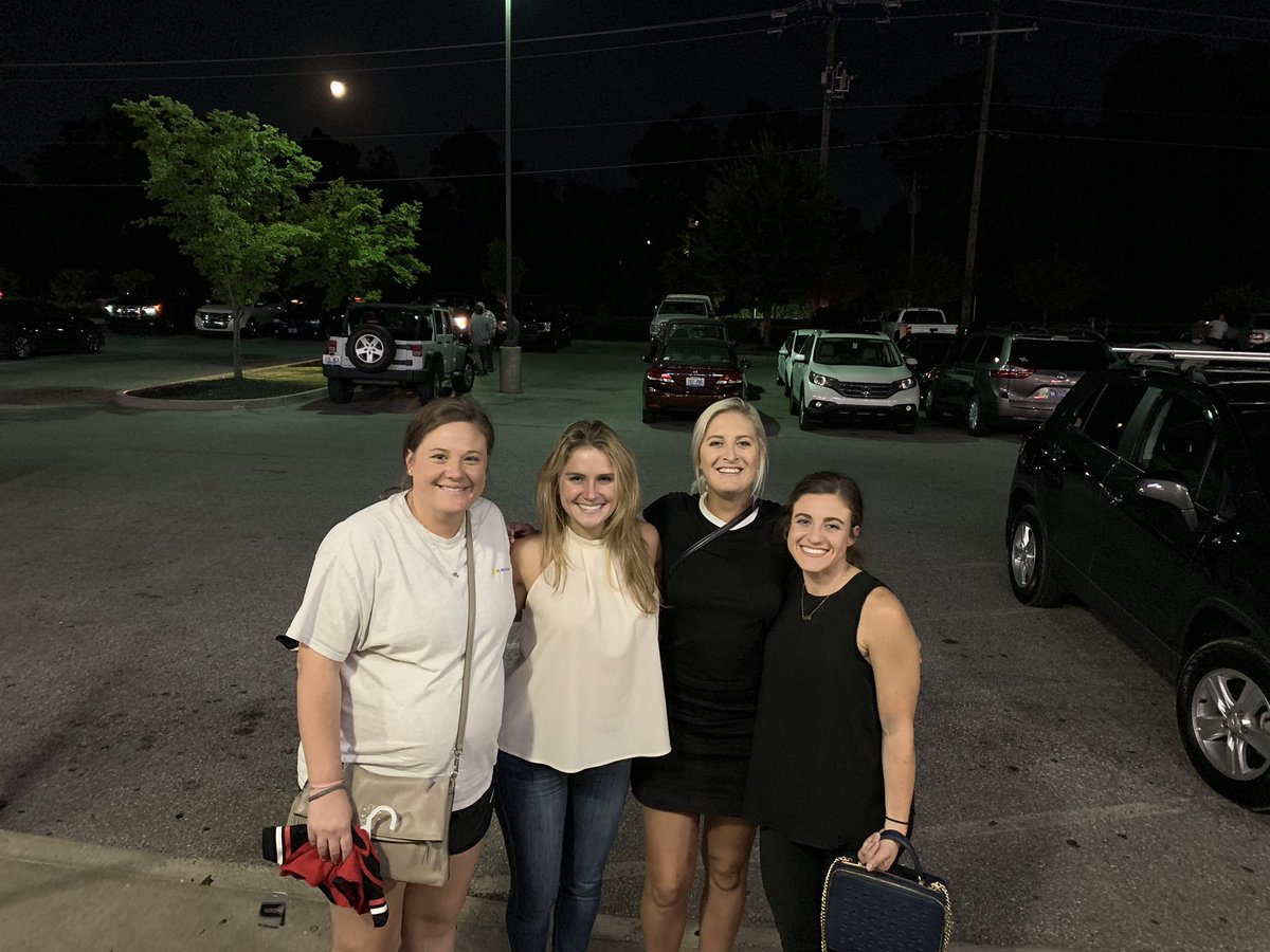 HarbyBarbie's tweet photo. @gcwomensoccer 2 preggos on the left and 4 BFFs! @tfeist11 @Jansen_A #twitterlessanna 📸 @teaves18 #alumn #gctigers https://t.co/JghZVOXIJ1