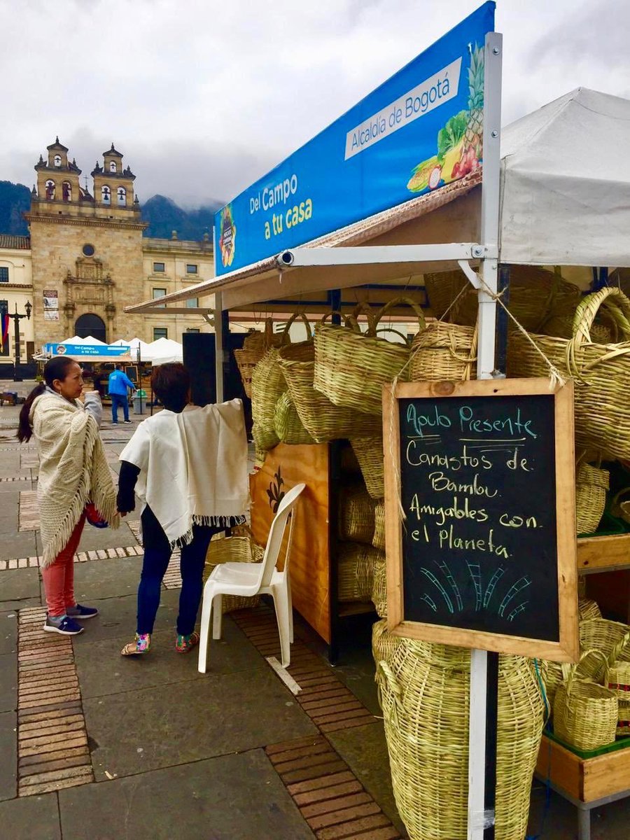 EnriquePenalosa's tweet photo. Hoy tuvimos Mercado Campesino en la Plaza de Bolívar. Mañana continúa. Encontrarán productos de nuestra ruralidad, la región y emprendimientos agro productivos de Bogotá https://t.co/YAOJfUBzkK