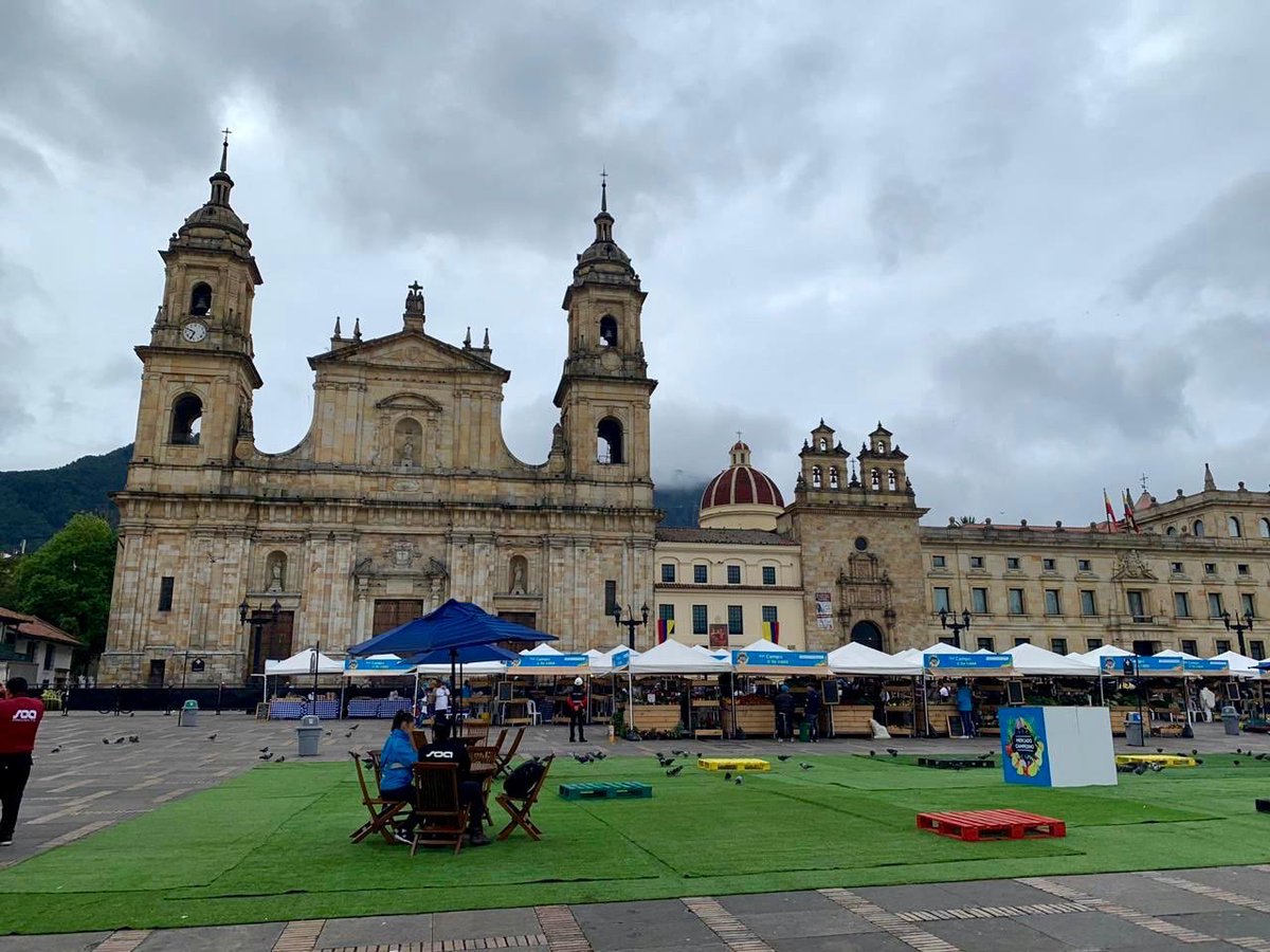 EnriquePenalosa's tweet photo. Hoy tuvimos Mercado Campesino en la Plaza de Bolívar. Mañana continúa. Encontrarán productos de nuestra ruralidad, la región y emprendimientos agro productivos de Bogotá https://t.co/YAOJfUBzkK