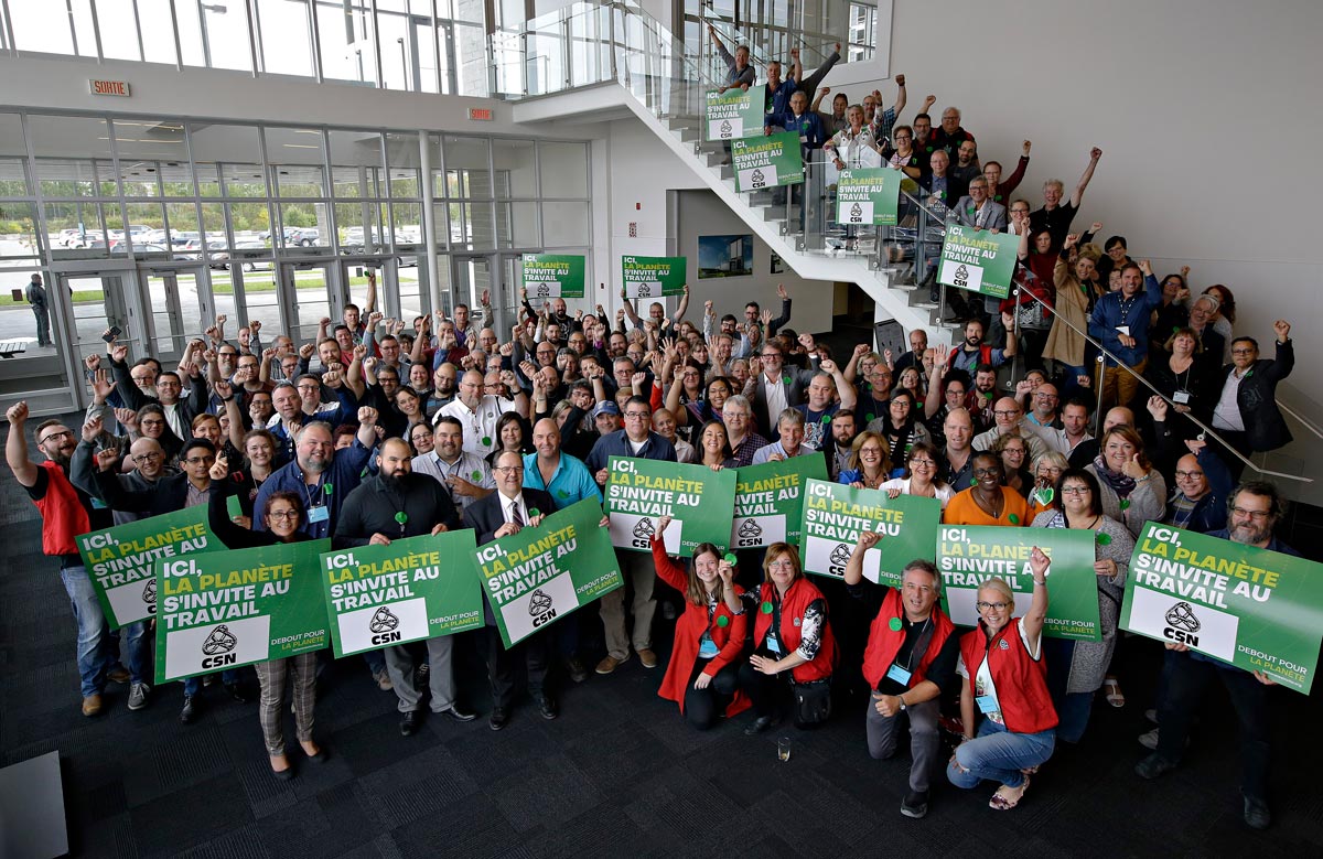 laCSN's tweet image. Belle photo de famille aux couleurs de La planète s'invite au travail dans le cadre de notre conseil confédéral à Lévis. #LPST #LaPlanèteSinvite #PolQc #PolCan #CdnPoli #ChangementsClimatiques #CriseClimatique