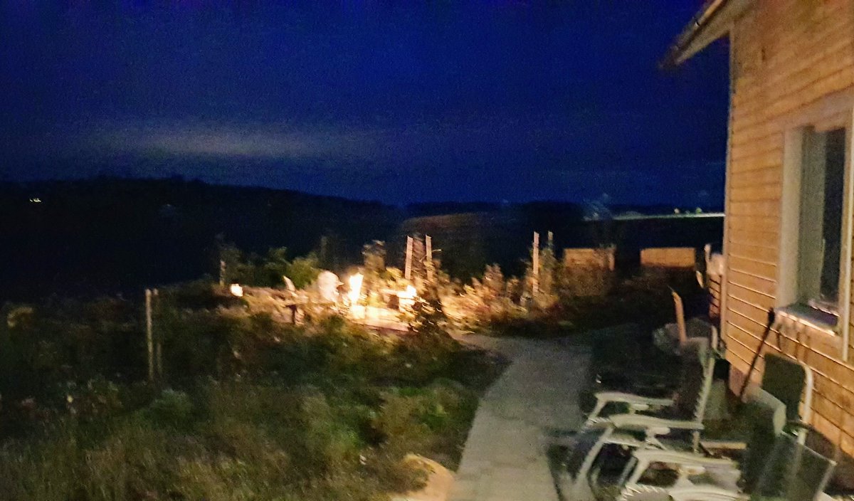 somevaari's tweet photo. Hyvää huomenta. 👋
Kuuden hujakoilla on vielä säkkipimeää.
En tosin ole käynyt säkissä. 😉
Valaistuksen avulla pihalla on helpompi liikkua. #aamu #pimeäaika #piha #puutarha #gardenlights #kivapiha https://t.co/QiEIVBnMtE