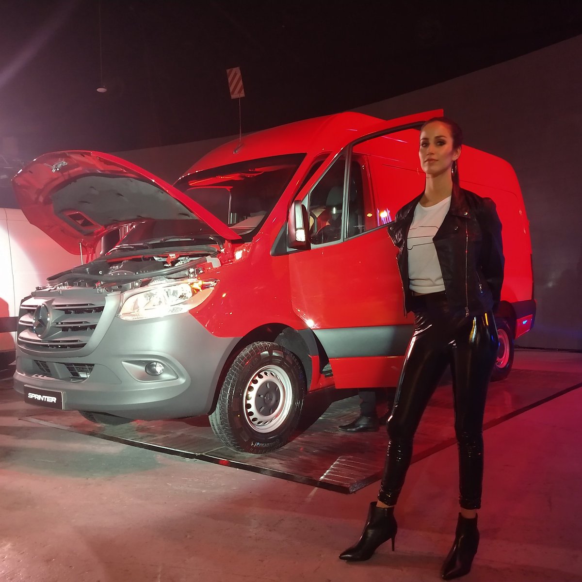 jotaleonetti's tweet photo. La #NuevaSprinter de @MercedesBenzArg es fantástica.
Por primera vez un #Vehiculo de #Trabajo trae #AlertaDeColision y #FrenadoAutomático. 👏🏼
Distintas configuraciones. La más interesante: el furgón de 3,5 toneladas, un #utilitario para el que no se precisa #LicenciaProfesional. https://t.co/8vycwwHPaw