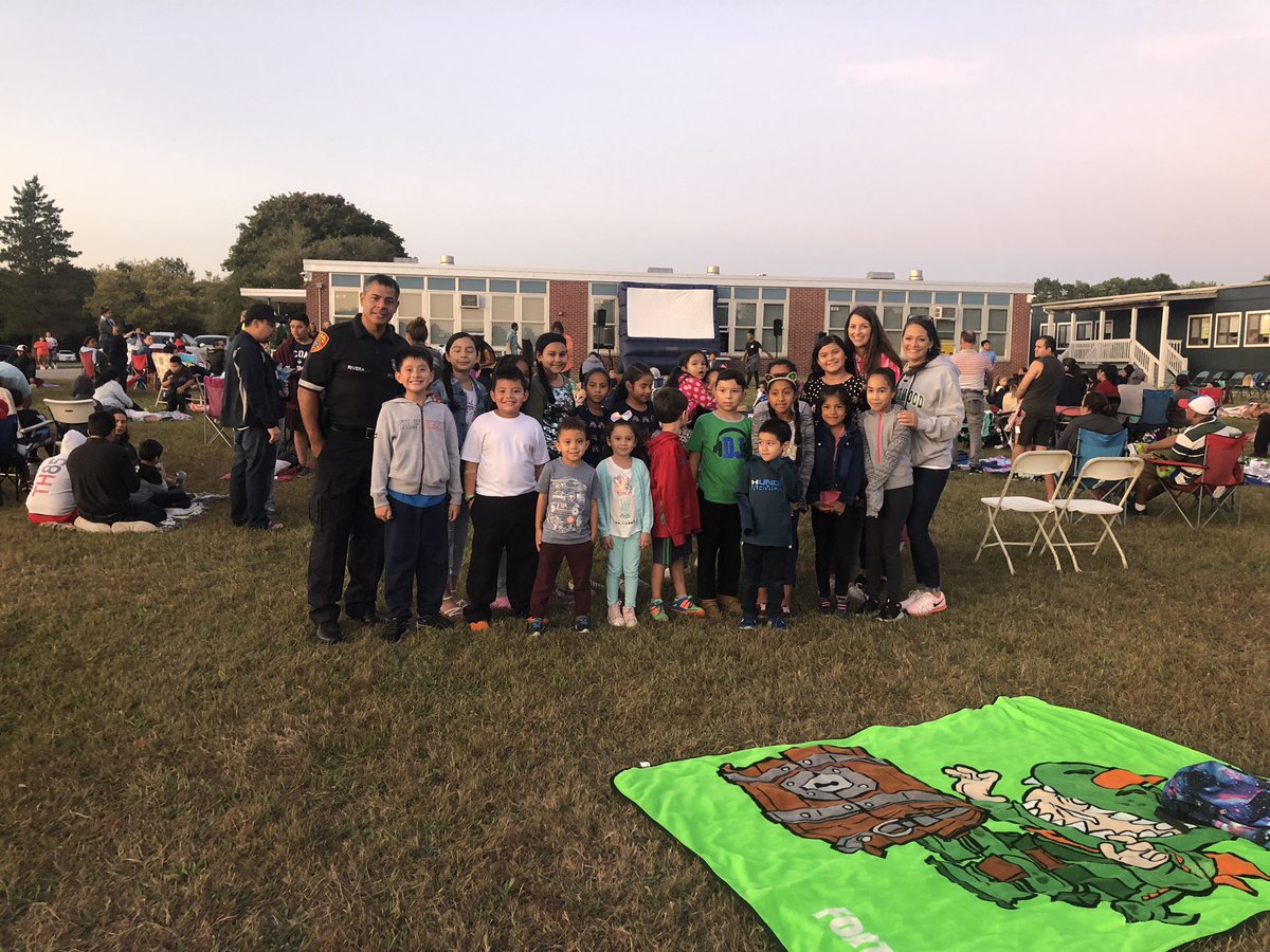 SCPD3rdPrecinct's tweet photo. Good night for family movie night at Southeast Elementary School in Brentwood with Officer Rivera.#scpdinthecommunity https://t.co/fULO9294fV