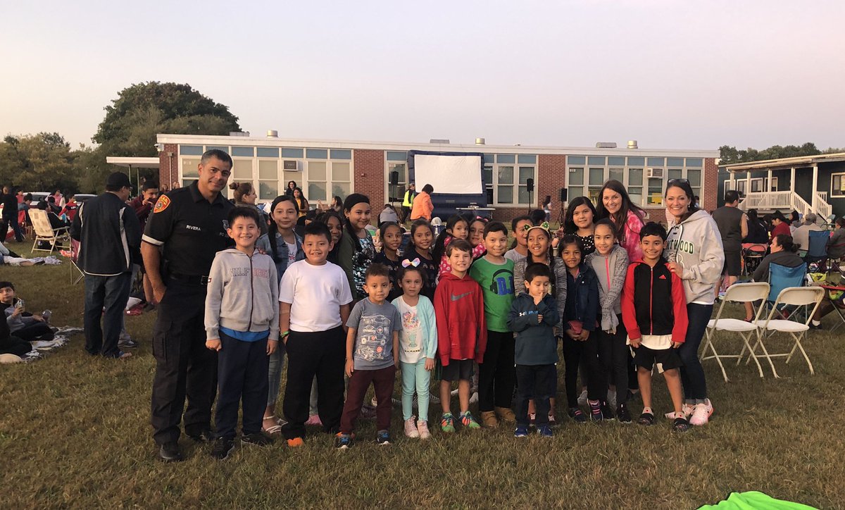 SCPD3rdPrecinct's tweet photo. Good night for family movie night at Southeast Elementary School in Brentwood with Officer Rivera.#scpdinthecommunity https://t.co/fULO9294fV