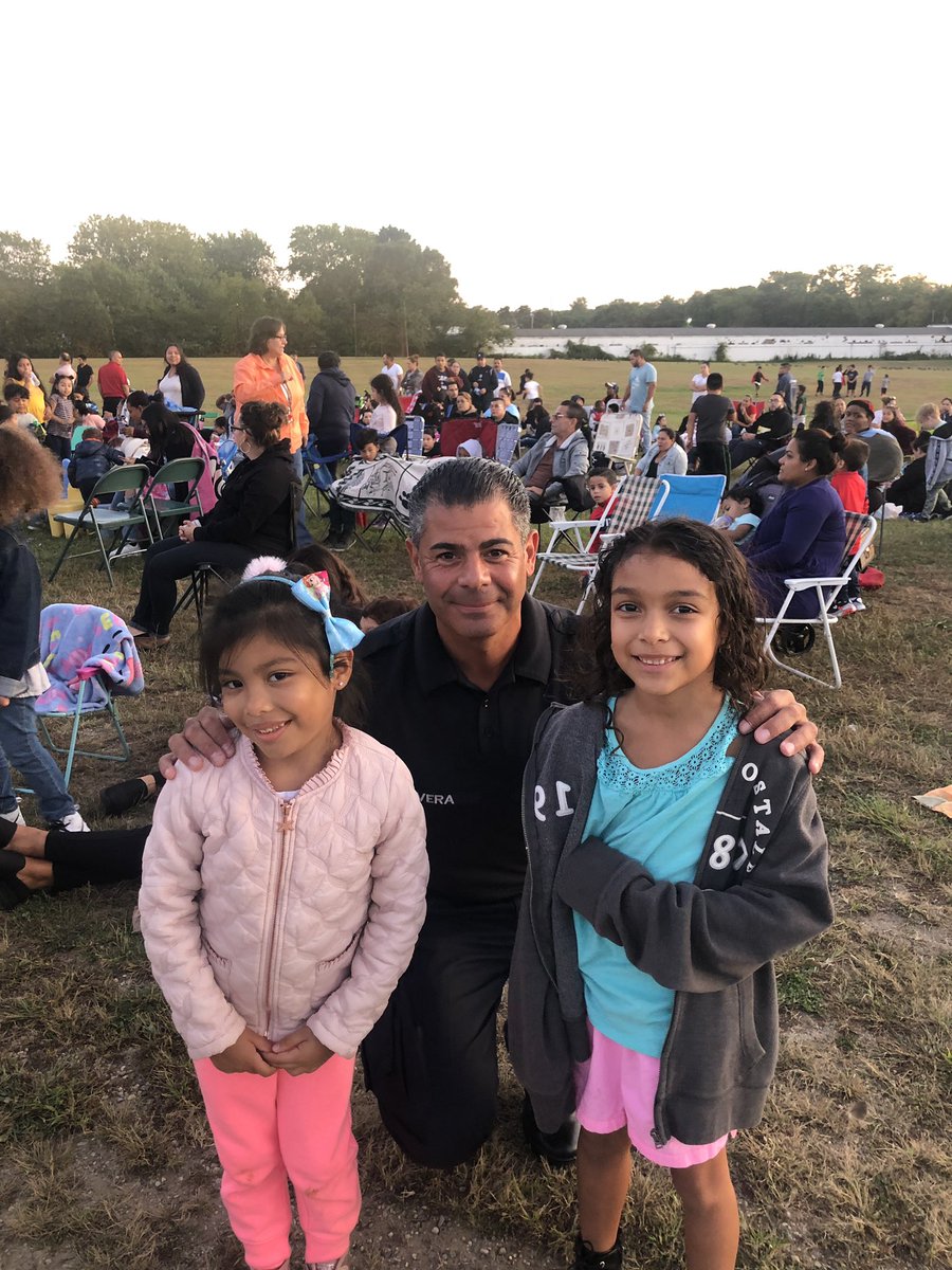 SCPD3rdPrecinct's tweet photo. Good night for family movie night at Southeast Elementary School in Brentwood with Officer Rivera.#scpdinthecommunity https://t.co/fULO9294fV
