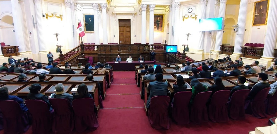 #AHORA: En la presentación del Programa de Formación Política: “Líderes para el Bicentenario”, organizado por la #CPA,que busca fomentar la participación de jóvenes y mujeres en política,a fin de fortalecer democracia y acercar instituciones con ciudadanía. #SeguimosTrabajando