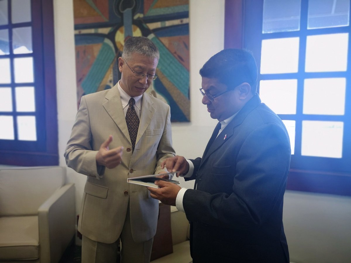 Amena y animada conversación con el Sr. Ministro de Cultura S. E. Carlos Aguilar, sobre el campo fértil del intercambio cultural #ChinaPanamá. En dicho campo, como decimos en China, deberán abrirse cien flores 🌹 🌷 💐.