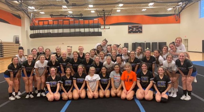 FentonCheer_'s tweet photo. Fact: there is such a thing as friendly competition. Need proof? See above 💙🧡 #lifteachotherup #FVCKVC @KearsleyCheer https://t.co/NTP9Mb6C4S