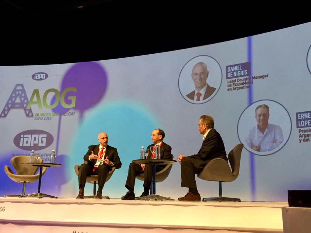 ExxonMobilAr's tweet photo. Daniel De Nigris, nuestro Lead Country Manager, participó en el “Encuentro con los CEOs” de la Expo Argentina Oil & Gas, en un panel junto a Sean Rooney, Presidente de Shell en Argentina #ExxonMobilAOG #AOG2019 https://t.co/5w0IEcLu9m