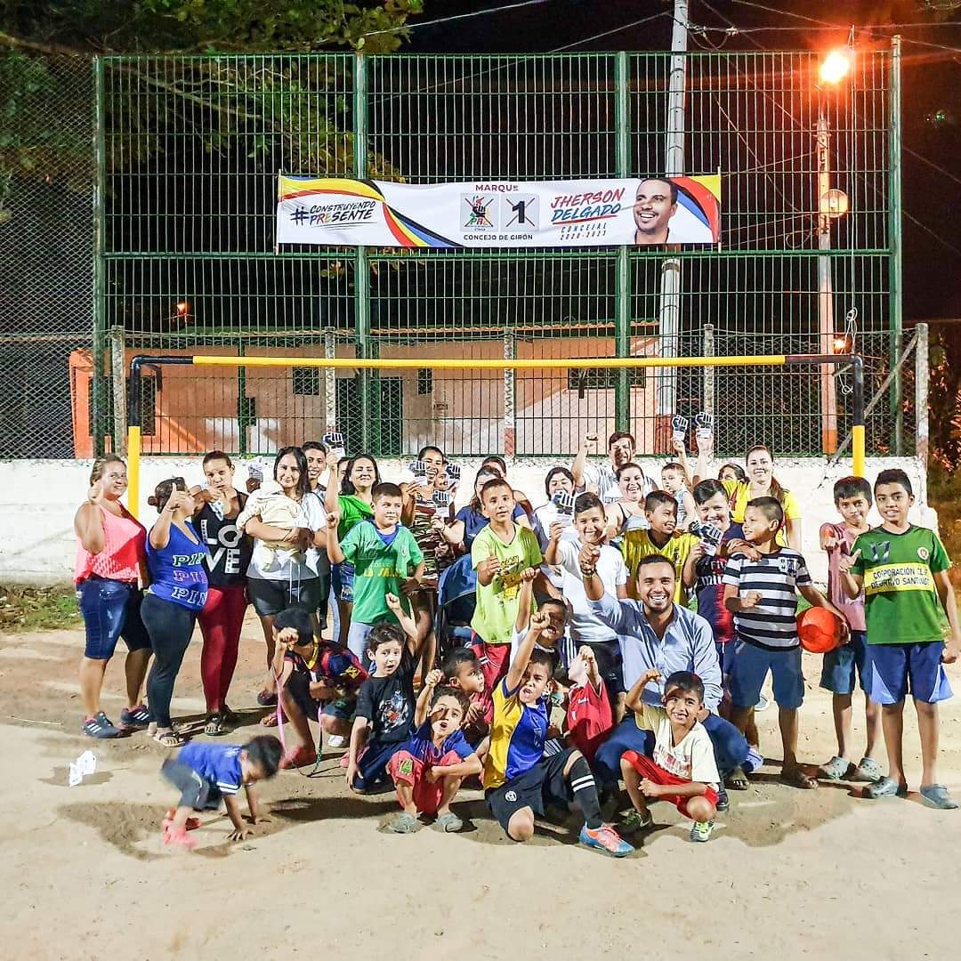 JhersonDelgado's tweet photo. ¡Estamos #ConstruyendoPREsente en la vereda BOCAS! Nada me da más satisfacción que poder aportar un granito de arena y cambiar mentalidades para ver una transformación social en todo el municipio ¡El deporte es la clave para construir un mejor Girón! #PRE1✍🏽🗳️ #ConcejalAmigo https://t.co/55Ho0mJGo7