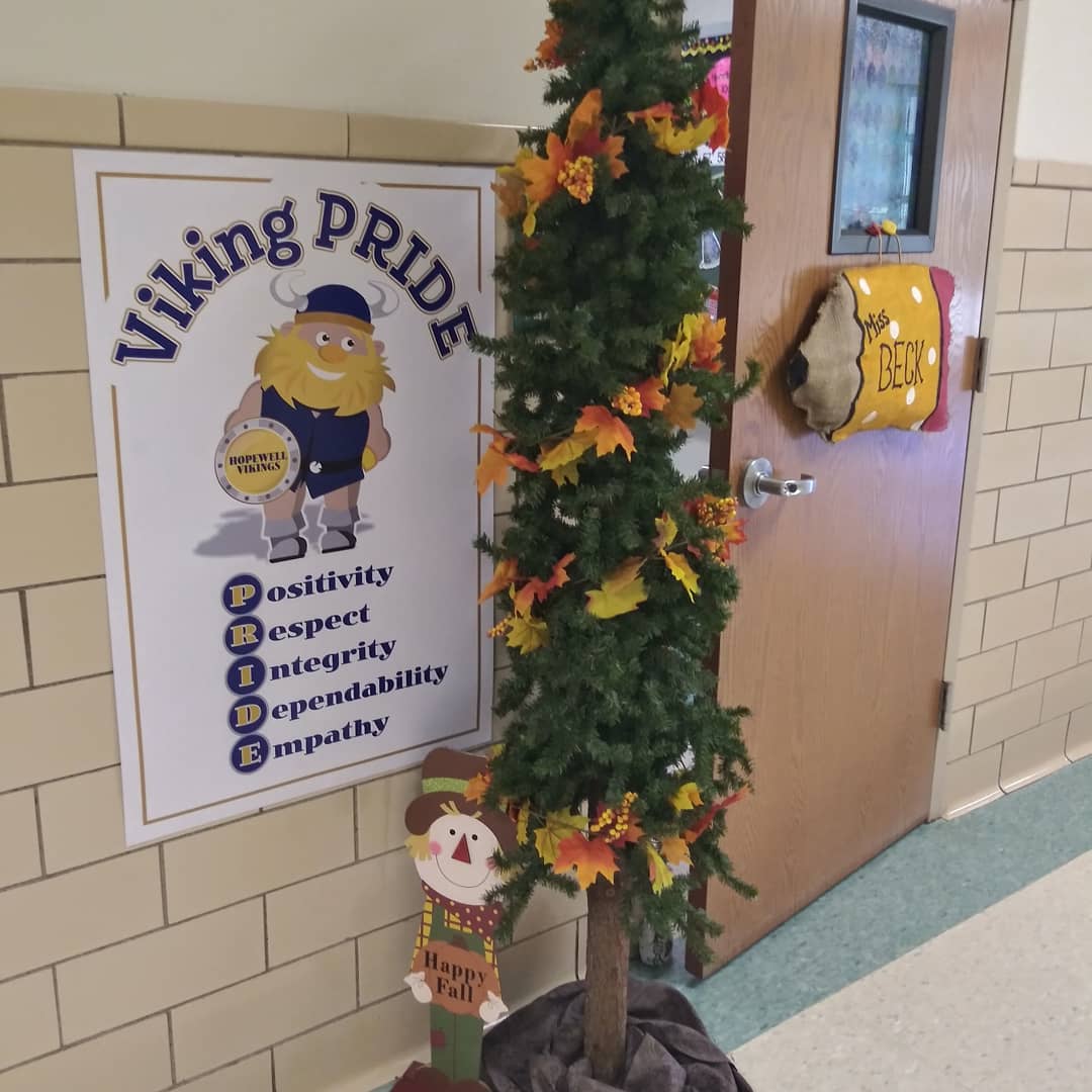 IndyPta's tweet photo. The teachers &amp; students at Indy having it looking like Fall in the school! #fallfun #indyelementary #vikingp3 https://t.co/dPQapeY06R