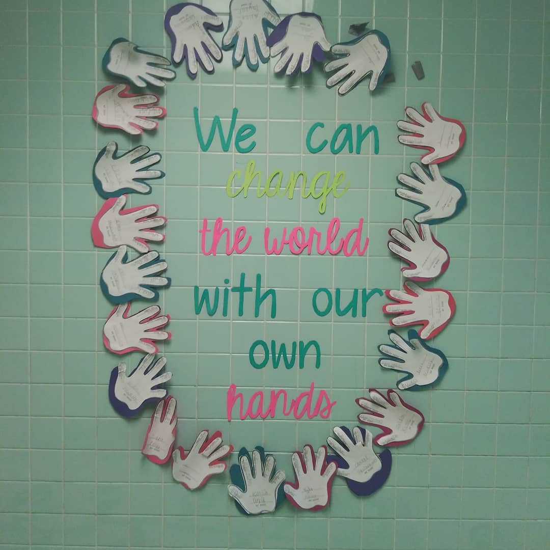 IndyPta's tweet photo. Fun projects in the halls of #indyelementary First Grade Fish, Second Grade Hands and Fourth Grade Angles #vikingp3 #creativity https://t.co/T0y3GlZ5vW