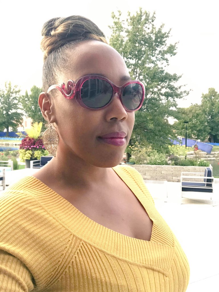 KimTheProfessor's tweet photo. Flossing in my #UptownGirl lipstick from the #PBHcollection by my girl @PorshaPBH. Go follow her and then head to https://t.co/zt6h0CfDW6 to purchase some lipstick AND lip gloss! Smooches 💋💄 💋💄 https://t.co/FL2C1bYumc