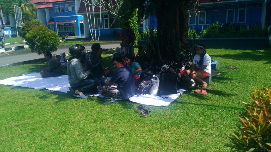Situasi di area kantor Pusat Penelitian Laut Dalam #LIPI di Ambon, Maluku. Penduduk sekitar mengungsi setelah terjadi gempa 6.8 M pukul 06:46 WIB tadi. Tidak berpotensi tsunami.